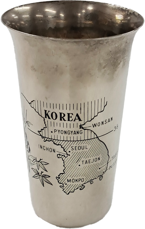 한반도가 새겨진 은색 컵