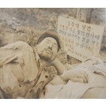 [31] 한국전쟁 중 노무단(지게 부대) 모집 광고판을 배경으로 한 대형 사진