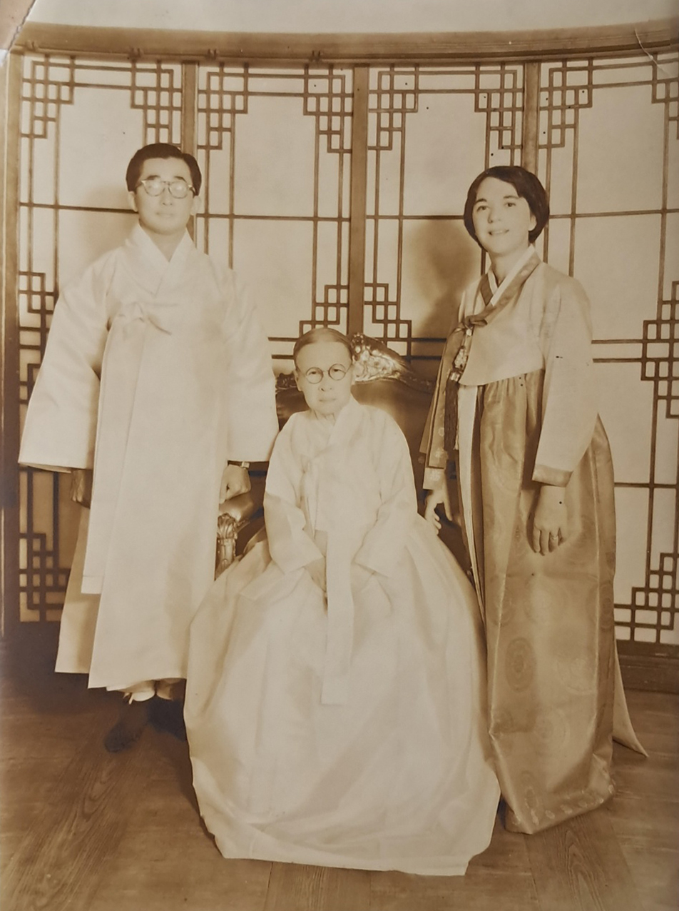 대한제국 순종의 계후인 순정효황후(純貞孝皇后)와 이구 내외 사진