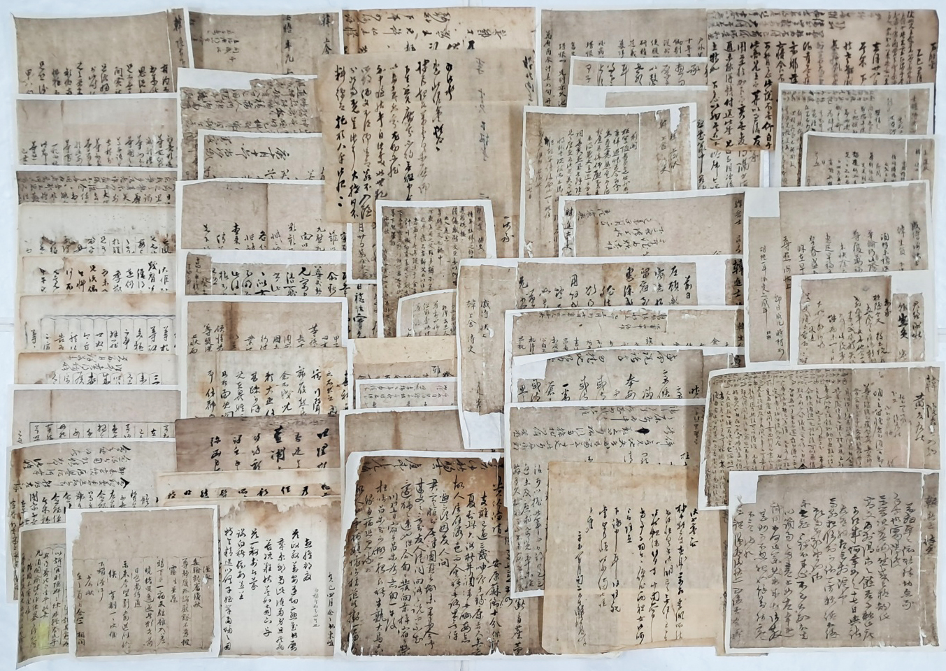 임란 전후 선조~광해까지의 인물들이 성주에 기거하던 청주한씨에게 보낸 간찰 49장 일괄