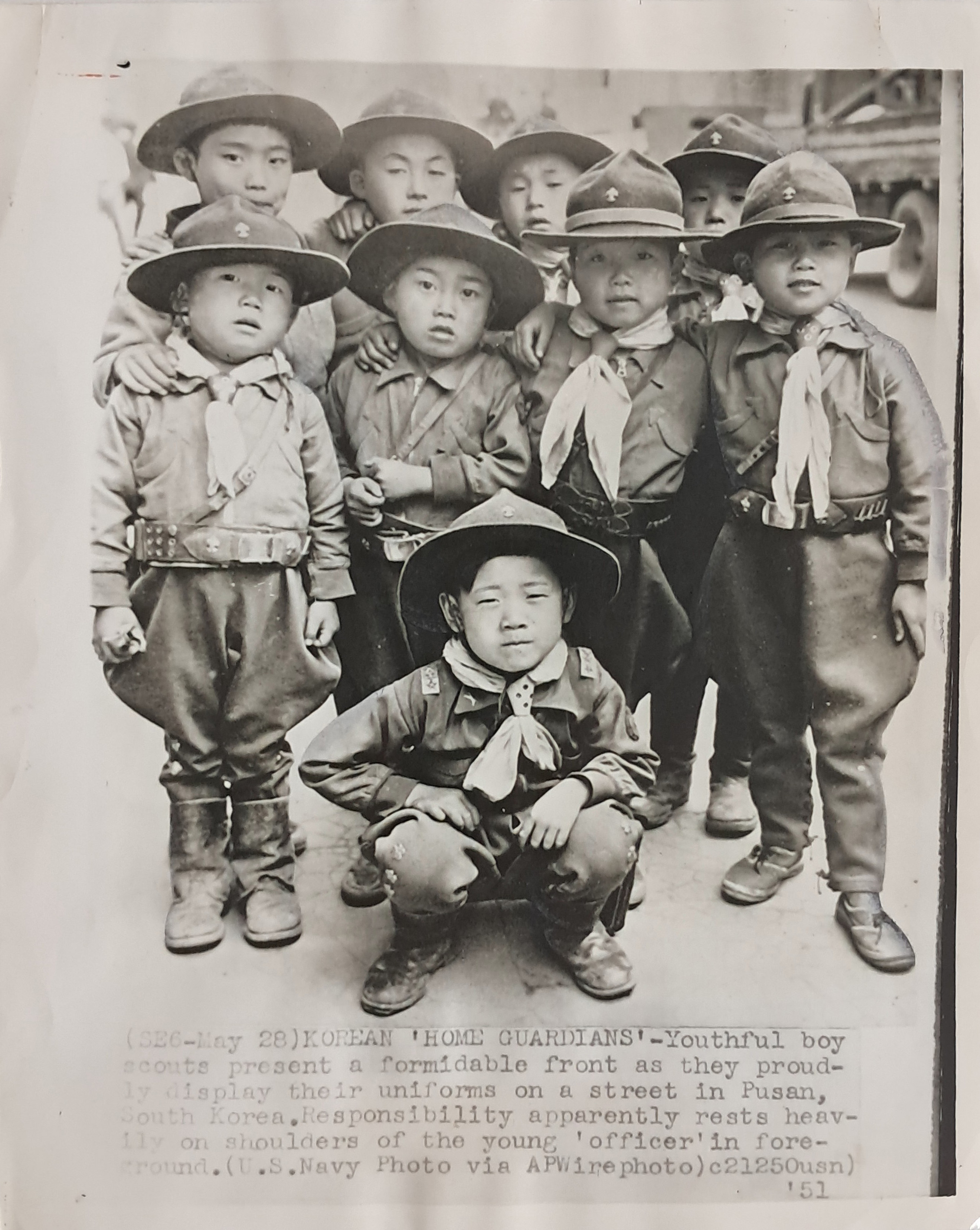 [64] 한국전쟁 중 부산 거리에서 제복을 입고 포즈를 취한 한국 소년 스카우트 AP 전송 원본 사진