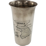 한반도가 새겨진 은색 컵