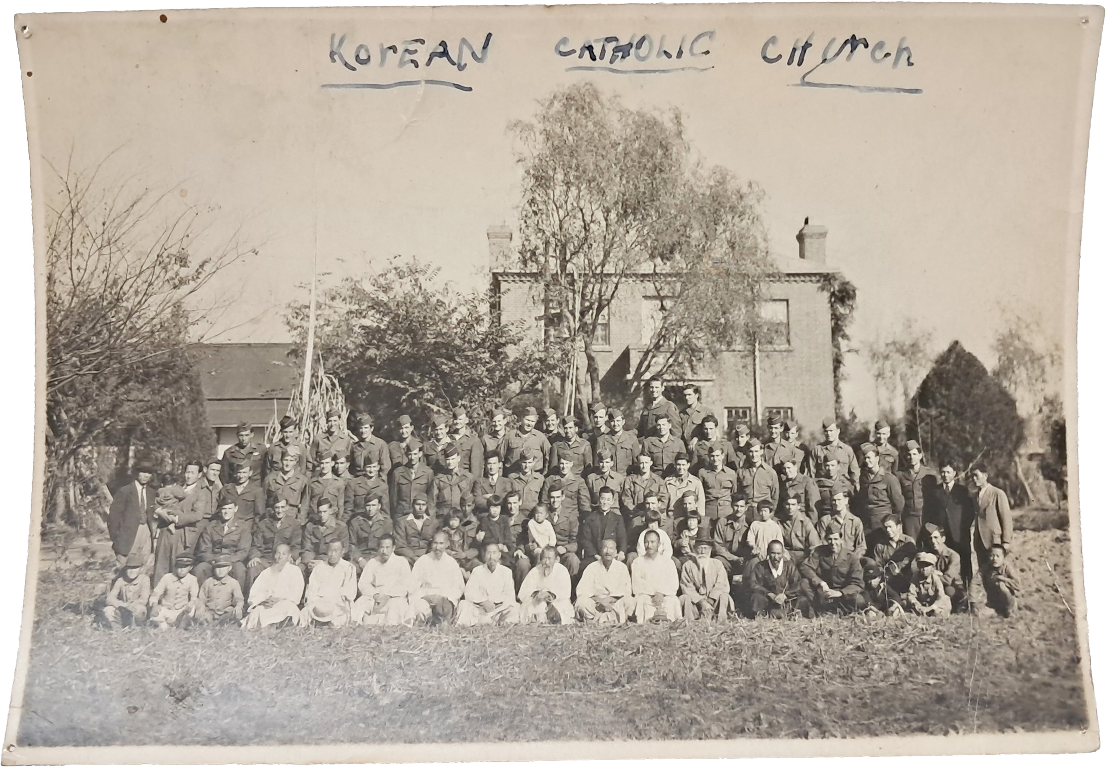 [130] 해방직후 미 제7보병사단과 한국 교우들의 기념사진