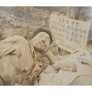 [282] 한국전쟁 중 노무단(지게 부대) 모집 광고판을 배경으로 한 대형 사진