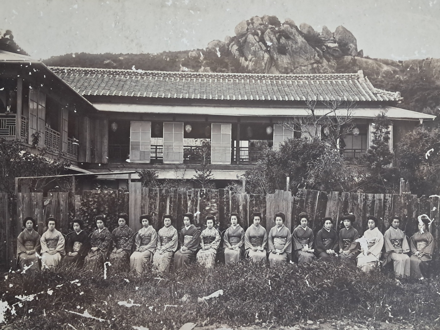 목포 최초의 신문인 목포신보사 주최 ‘조선 전라남도 예창기(藝娼妓) 인기투표 선자(選者) 기념촬영’ 사진