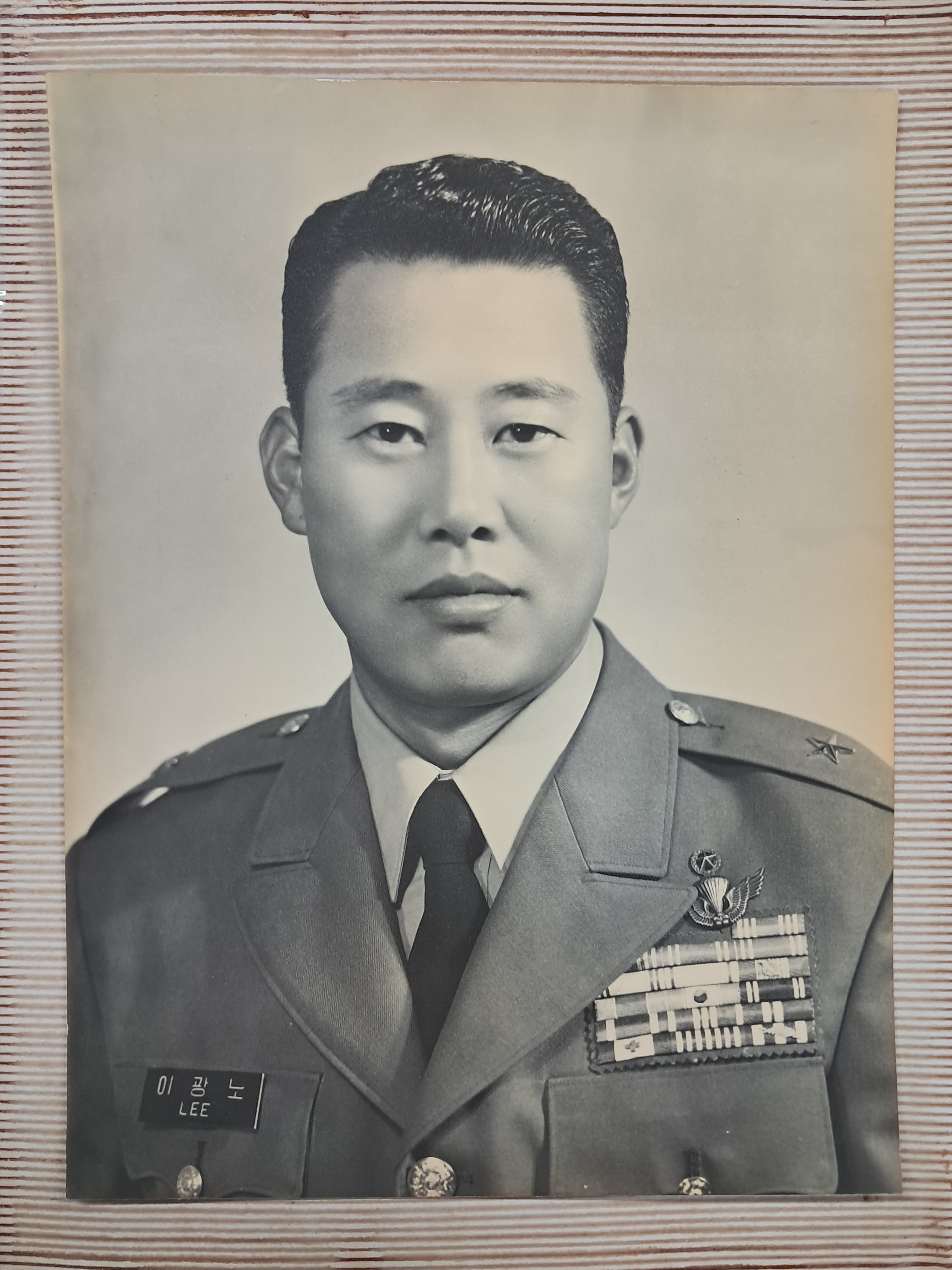 [74] 한국전쟁과 베트남전쟁에 참전하고 국회의원을 지낸 이광노(李光魯)의 사진 421점 및 군복 자료 일괄