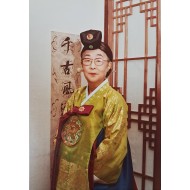 이방자 여사 가례(嘉禮) 63돌 맞아 낙선재(樂善齋)에서 열린 ‘궁중 큰상차림’과 ‘궁중의상’ 재현 모습이 담긴 앨범 2책