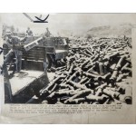 [29] 한국전쟁 중 폭탄 탄피를 내려 쌓는 사진