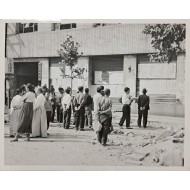 [57] 한국전쟁 중 ‘서울수복’ 직후 연합신문사 ‘전황 게시판’ 앞 군중들 사진