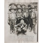 [64] 한국전쟁 중 부산 거리에서 제복을 입고 포즈를 취한 한국 소년 스카우트 AP 전송 원본 사진