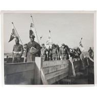 [44] 인도군 호위 아래 자유의 다리를 건너는 반공 포로들