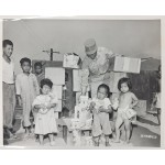 [47] 한국전쟁 당시 ‘전쟁고아들에게 구호품 전달하는 모습’을 담은 원본 사진