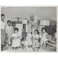 [47] 한국전쟁 당시 ‘전쟁고아들에게 구호품 전달하는 모습’을 담은 원본 사진