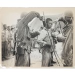 [81] 한국전쟁기 미군의 북한 포로 DDT 분말 살포 사진