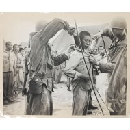 [81] 한국전쟁기 미군의 북한 포로 DDT 분말 살포 사진