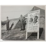 [82] 한국전쟁기 헌병 및 방첩 경고 포스터가 보이는 보도사진