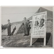 [82] 한국전쟁기 헌병 및 방첩 경고 포스터가 보이는 보도사진