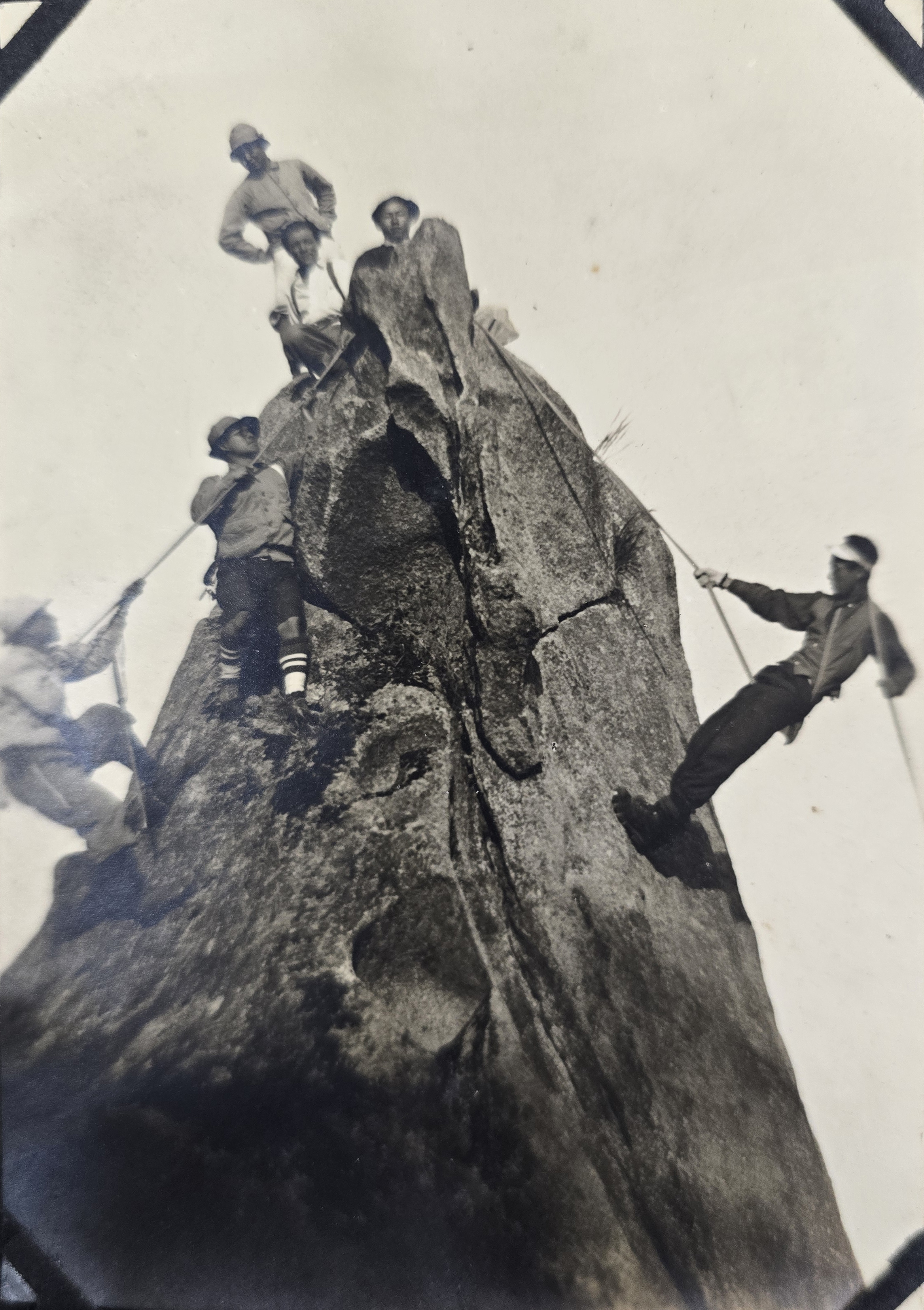 [28] 양정고보 육상부 손기정의 선배이며, 한국 초기 산악문화를 보여주는 연희전문 ‘산악부원’ 앨범 자료