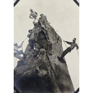 [28] 양정고보 육상부 손기정의 선배이며, 한국 초기 산악문화를 보여주는 연희전문 ‘산악부원’ 앨범 자료