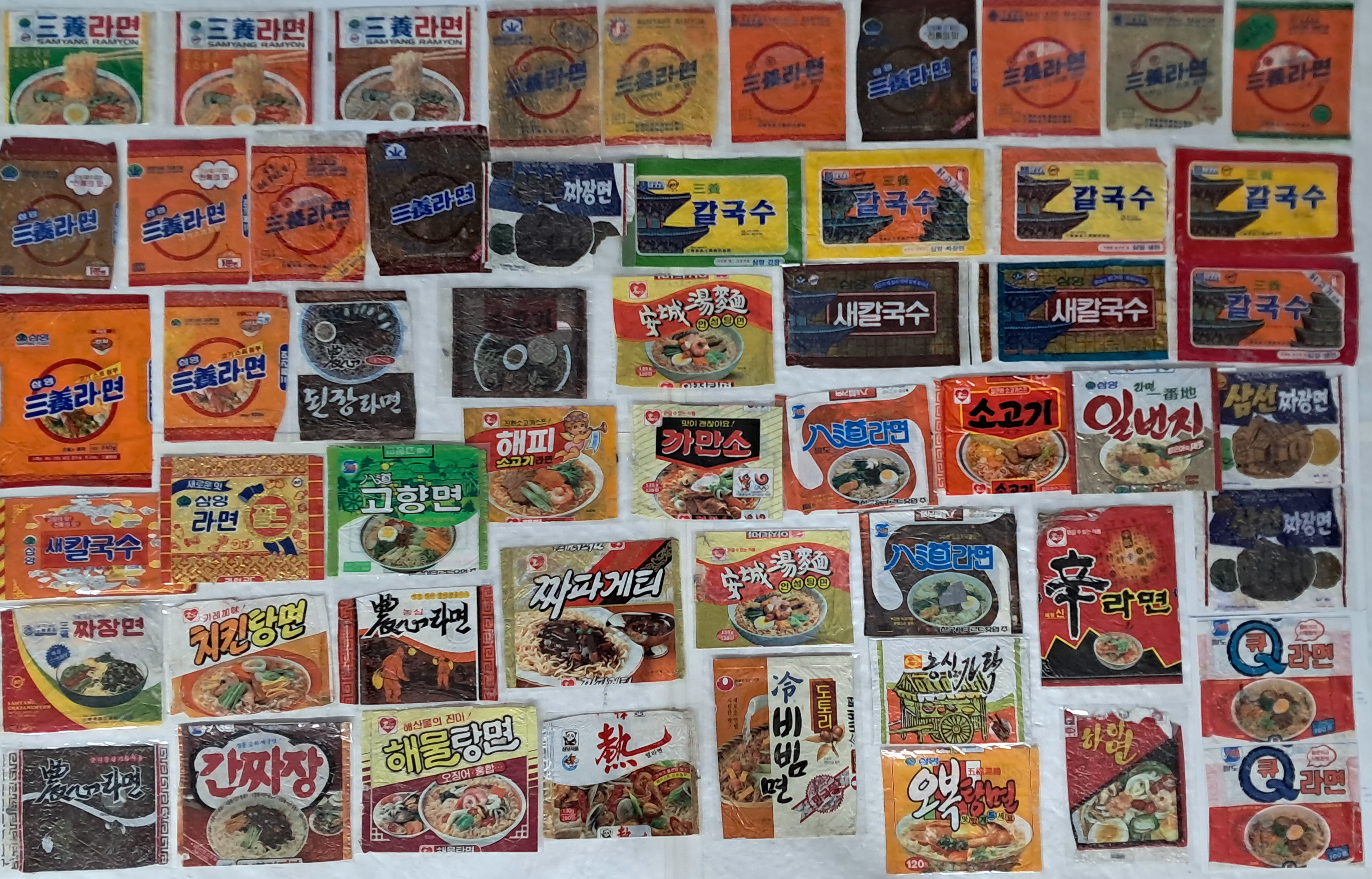 60년대 근대화 초기 끼니를 해결해준 라면을 비롯해 스낵·빵·빙과류·사탕·조미료·생활용품 등 우리나라 근대화·산업화 및 대중문화를 살펴볼 수 있는 상품 봉지류 1744종 4117점 일괄