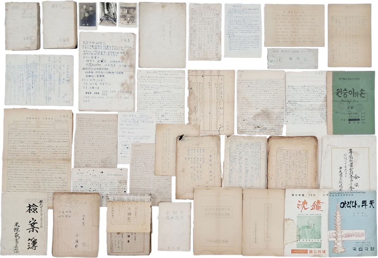 극작가, 연극이론가인 춘담(春潭) 김진수(金鎭壽) 친필 종군기(從軍記) 2권 및 친필원고 등 관계자료 34종 일괄