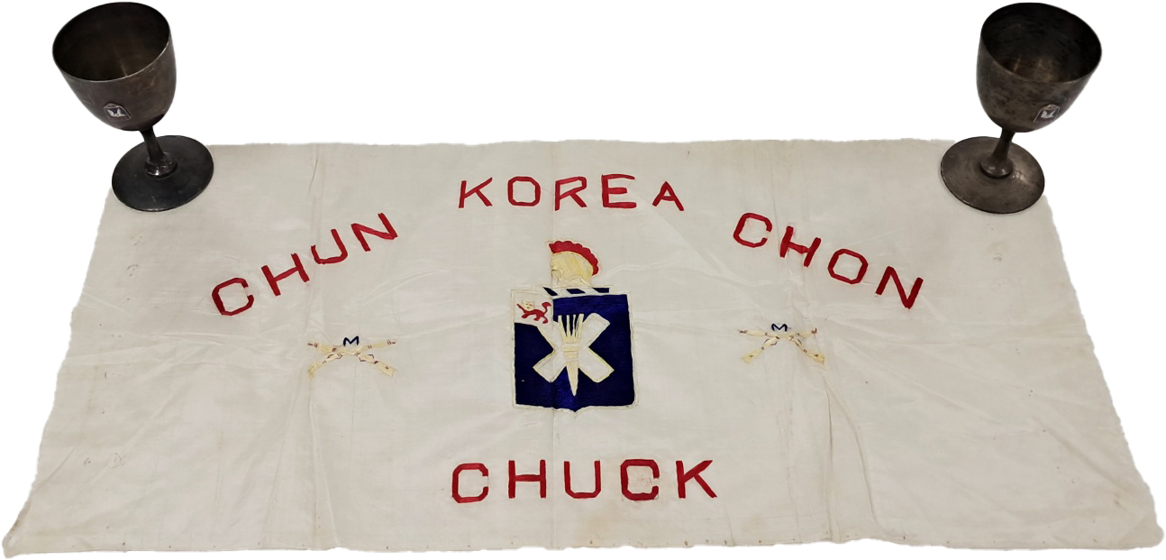 [126] 한국 춘천(Chun Korea Chon)과 부대마크, 척(Chuck)이 새겨있는 [천 보(褓)]와 주한 미 군사고문단(KMAG) 마크가 있는 [은 와인 잔] 2점 등 합 3점 일괄